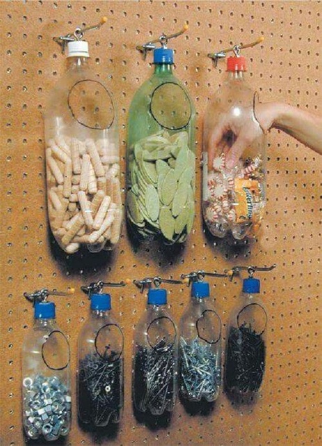 Пластиковые бутылки разных размеров тоже неплохо подойдут для мелких расходных материалов.