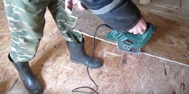 Подрезка плиты OSB при ее подгонке к линии стены.