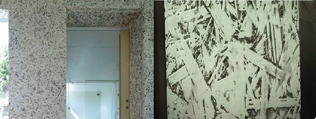 Некоторые пытаются добиться такого или подобного эффекта на стенах использованием декоративных штукатурок. Но, оказывается, вполне достаточно поверхности из OSB-листов, краски и немного старания.