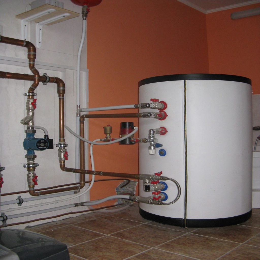 Организовать в частном доме постоянное бесперебойное снабжение горячей сантехнической водой можно, используя бойлер косвенного нагрева
