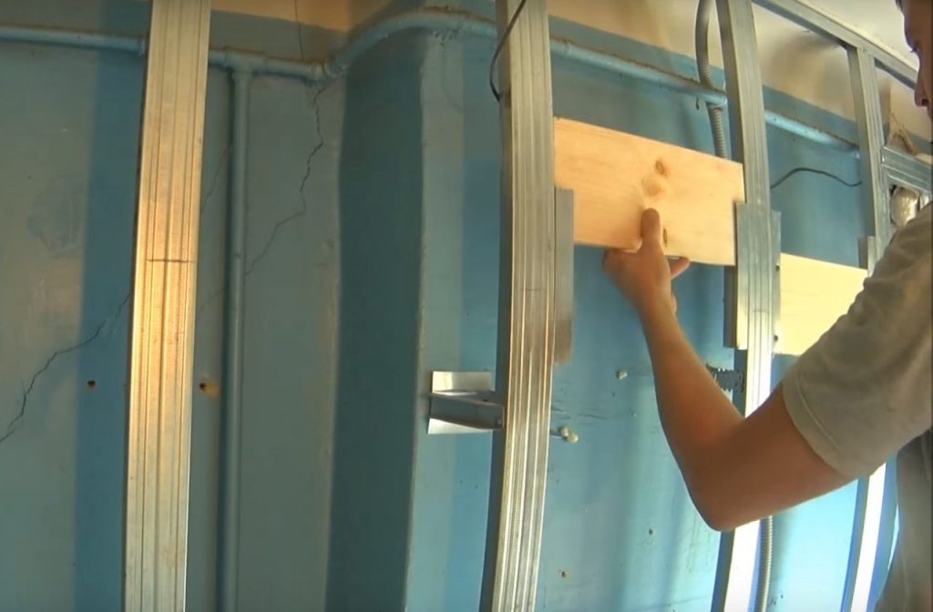 Закладной брус заводится в профили