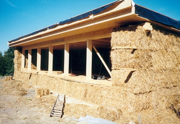 Соломенные блоки применяются как самостоятельный материал для возведения стен или же в качестве утепляющего материала в каркасной конструкции