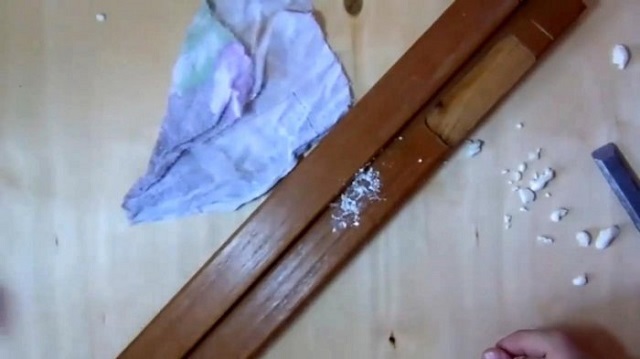 Лакированная деревянная деталь, загрязненная пеной