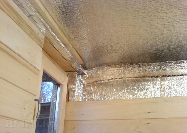 Оклейка потолка в бане теплоотражающим гидроизоляционным материалом