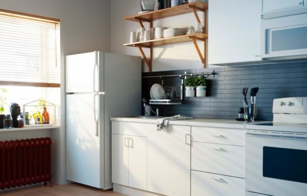 Холодильники на кухне принято чаще всего устанавливать в ряду с плитой или мойкой