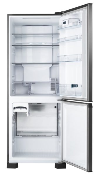 После того, как удалось подключить холодильник к сети, не стоит забивать его продуктами.