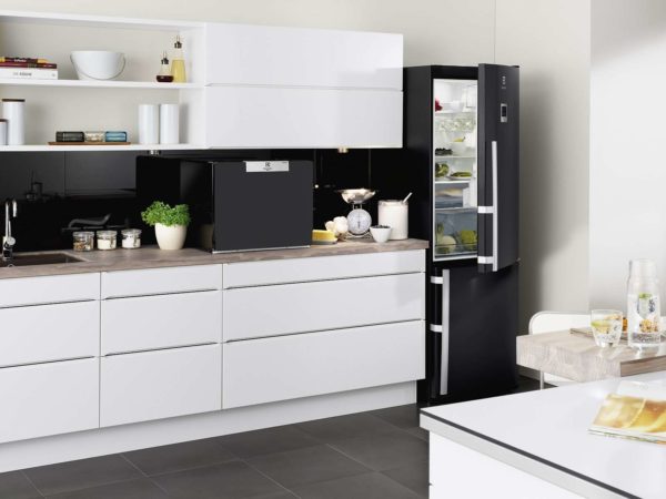 При выборе места для установки холодильника следует учесть, что он работает от электрической розетки