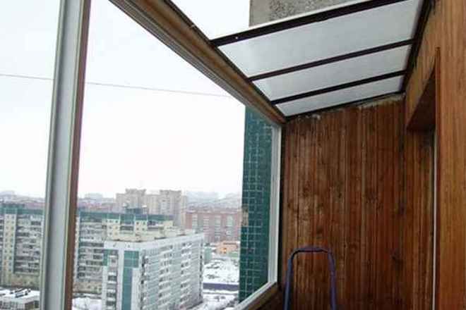 балкон со стеклянной крышей