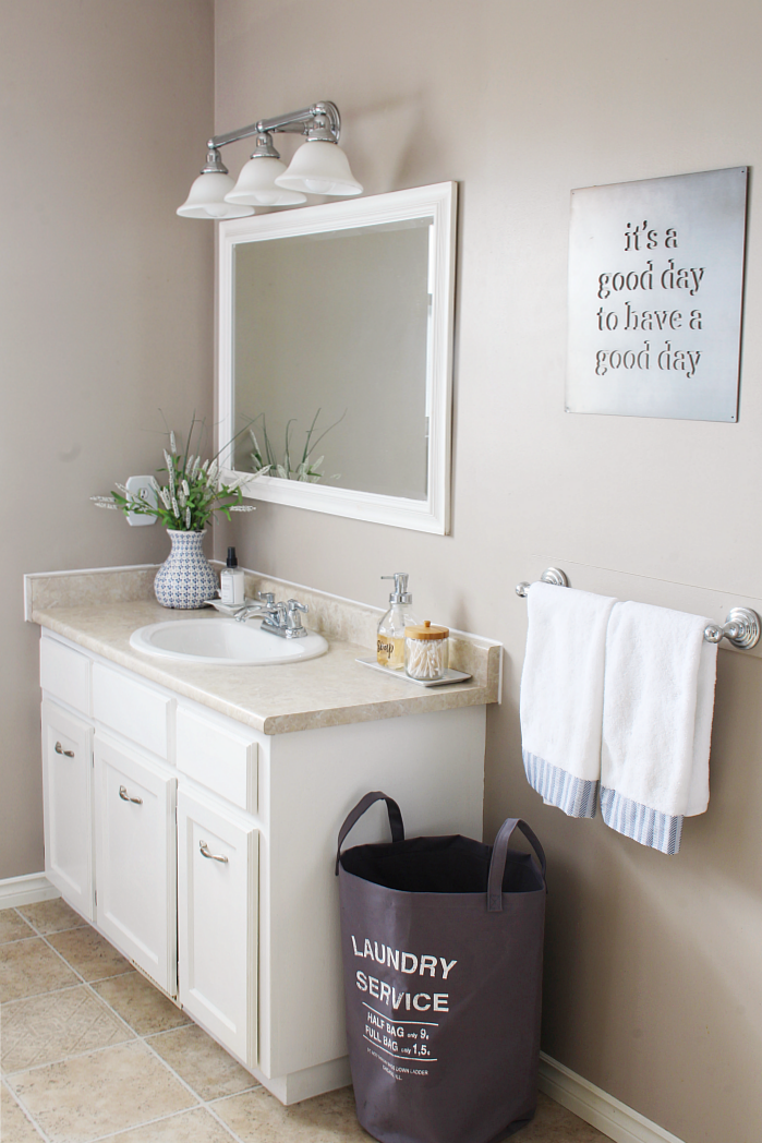 Easy ways to organize your bathroom. Love these tips!
