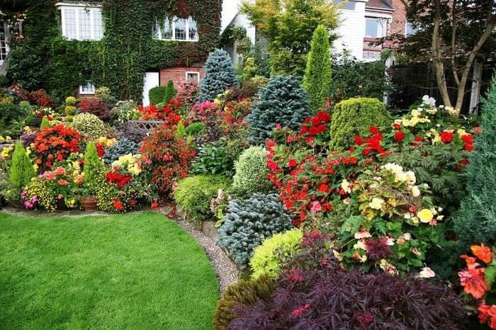 шикарный ландшафтный декор двора в английском стиле с цветами