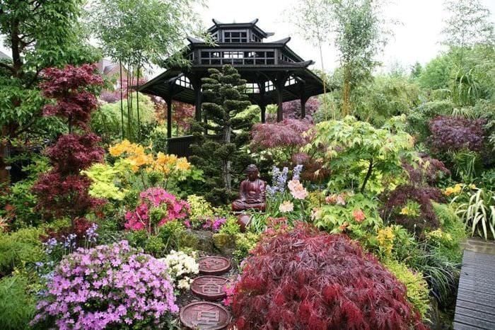необычный ландшафтный декор двора в английском стиле с цветами