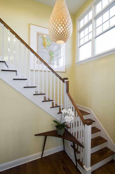пример яркого интерьера лестницы в честном доме