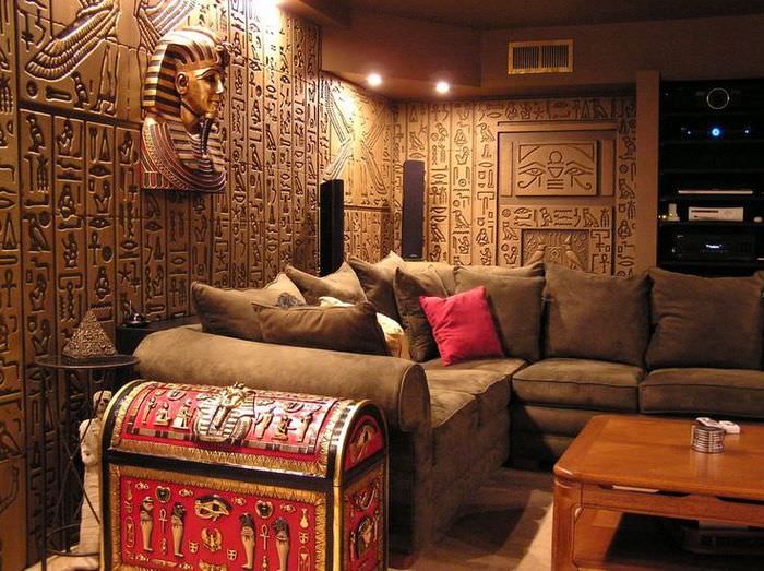 Отделка стен гостиной в египетском стиле