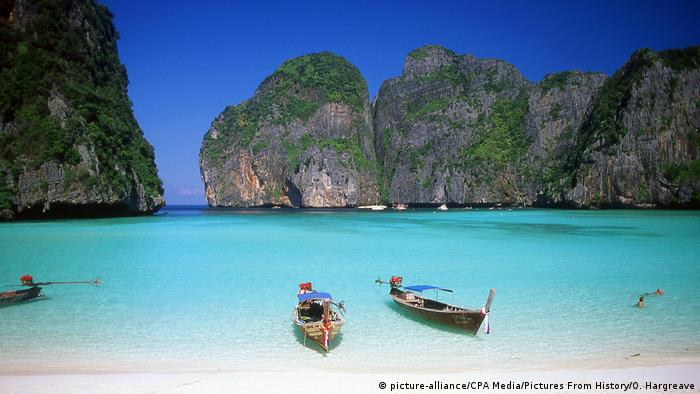 the beach of island Ko Phi Phi, Thailand (picture-alliance/CPA Media/Pictures From History/O. Hargreave)