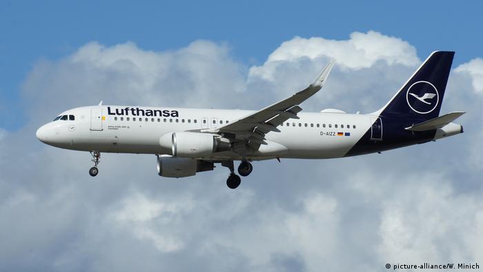 Airbus A320-200 der deutschen Fluggesellsschaft Lufthansa (picture-alliance/W. Minich)
