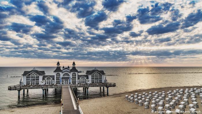 the selling Pier at the Baltic Sea, Germany(picture-alliance/Zoonar/G. Kirsch)