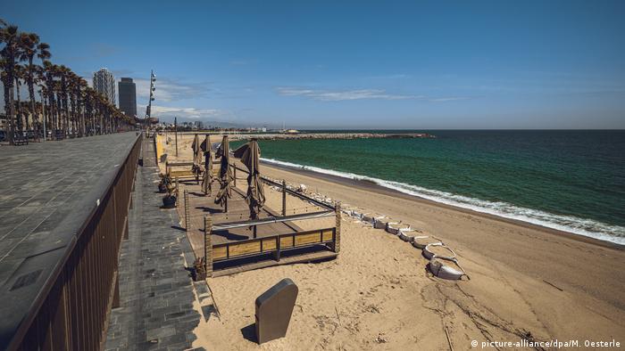 Empty beach near Barcelona, Spain (picture-alliance/dpa/M. Oesterle)