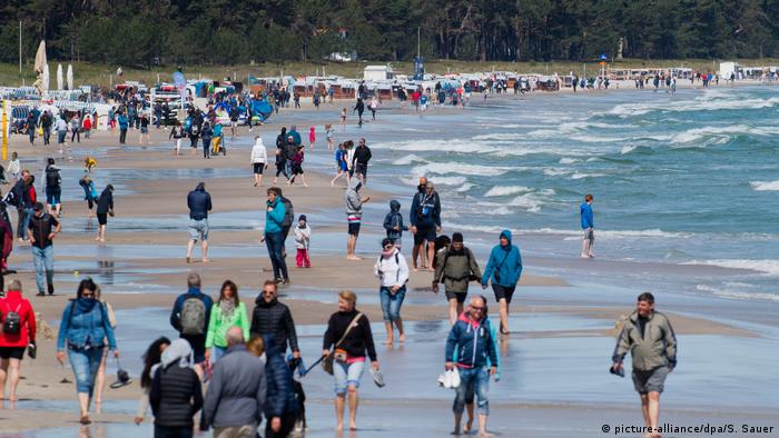 people onthe beach, baltic sea, Germany(picture-alliance/dpa/S. Sauer)