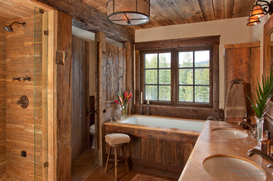 Деревянный потолок в деревянной ванной