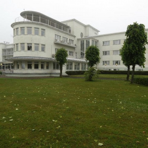В курортном Пярну находится отель, стиль которого равно близок конструктивизму и функционализму.