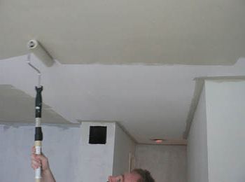 как покрасить потолок без разводов