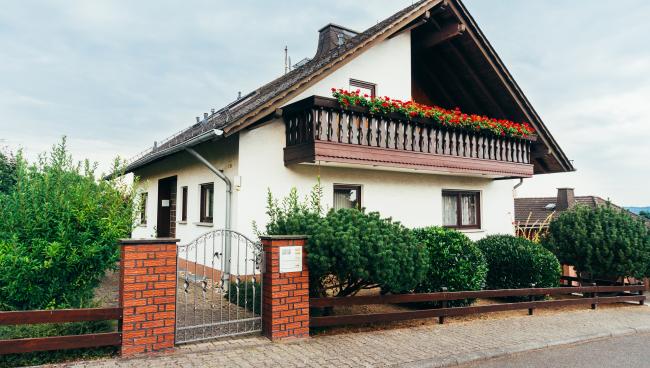 Немецкий дом на две семьи Типичный Zweifamilienhaus в Германии