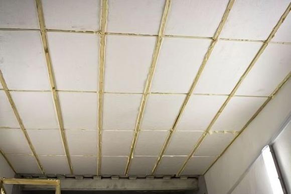 Наклеивают на потолок подвала пенополистирольные плиты