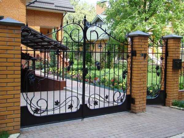 В какую сторону должна открываться калитка в заборе